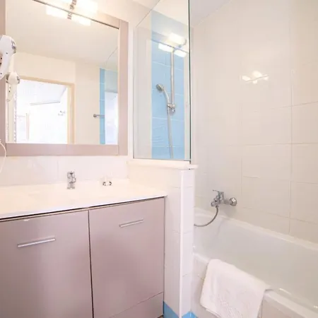 Apartment Air Conditioned With Furnished Terrace Swimming Pool & Parking *
